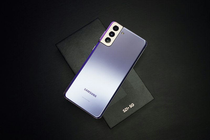 Samsung Galaxy Z Fold 6 vs Google Pixel Fold: Crease Visibility, Durability, and Multitasking