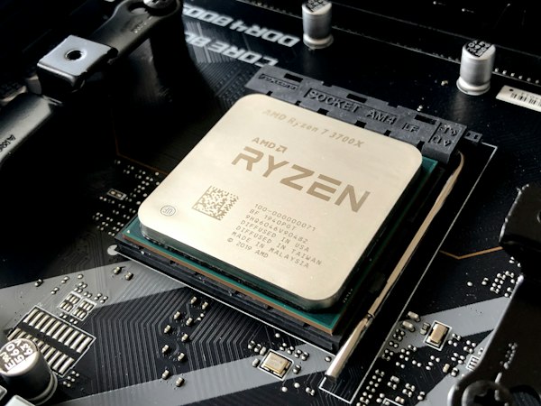 Minisforum UM780 XTX Gaming Mini PC (AMD Ryzen 7 7840HS, Radeon 780M, OCuLink eGPU Port, DDR5)