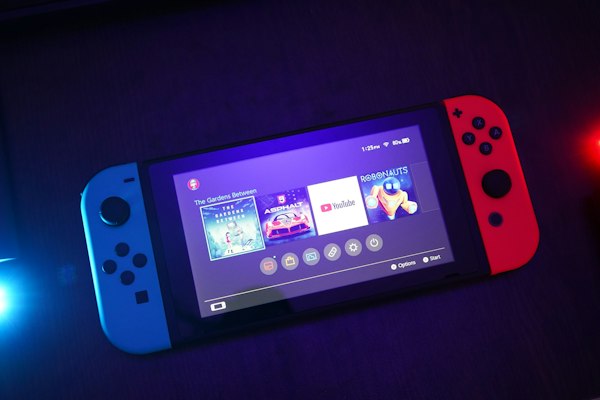 Nintendo Switch OLED Model with White Joy-Con & 64GB Storage (UK Plug Edition)